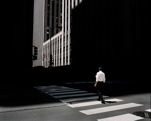 表现城市孤独的街拍人物摄影图片